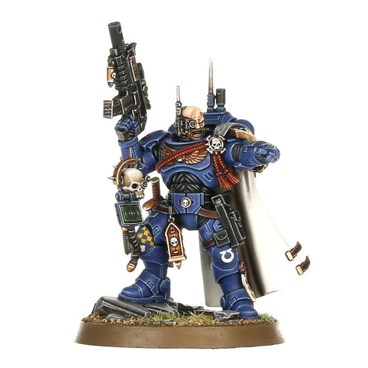 Warhammer 40K Space Marines Captain in Phobos Armour